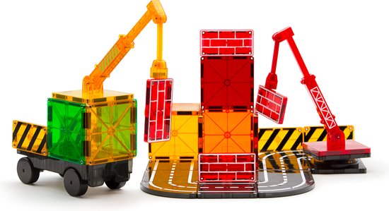 Een constructie van Magna-Tiles met twee hijskranen, een vrachtwagen en wegen, met rode bakstenen en transparante gele, groene en rode blokken.