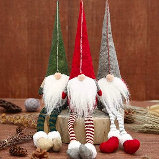 Trois nains de Noël avec des bonnets pointus gris, rouges et verts, des barbes blanches et des jambes rayées.