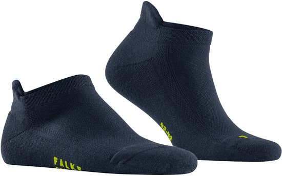 Korte, donkerblauwe Falke Cool Kick functionele sneakersokken met neongele accenten.