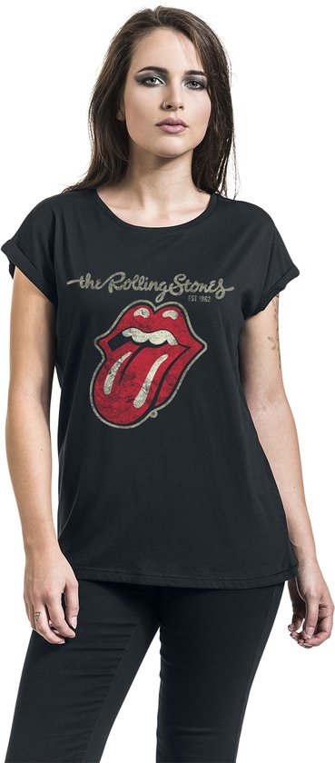 Vrouw met donker haar draagt een zwart T-shirt met de Rolling Stones tong en lippenprint.
