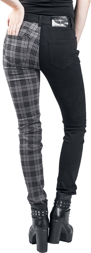 Achterkant van een model dat een broek draagt, zwart aan de linkerzijde en met grijze ruiten aan de rechterzijde. Zwarte enkellaarsjes.