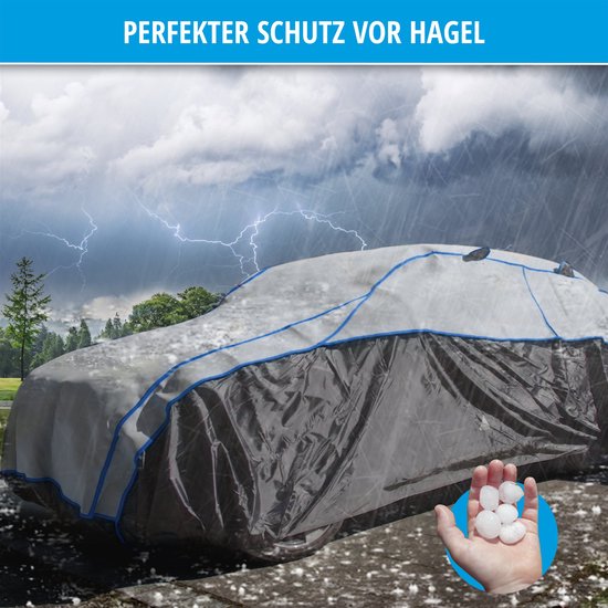 Zilveren autohoes met blauwe randen, bedekt een auto die buiten staat. Een hand houdt hagelstenen vast.