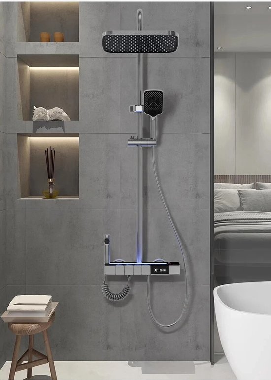 Modern douchesysteem met regendouche en handdouche in een grijze badkamer.