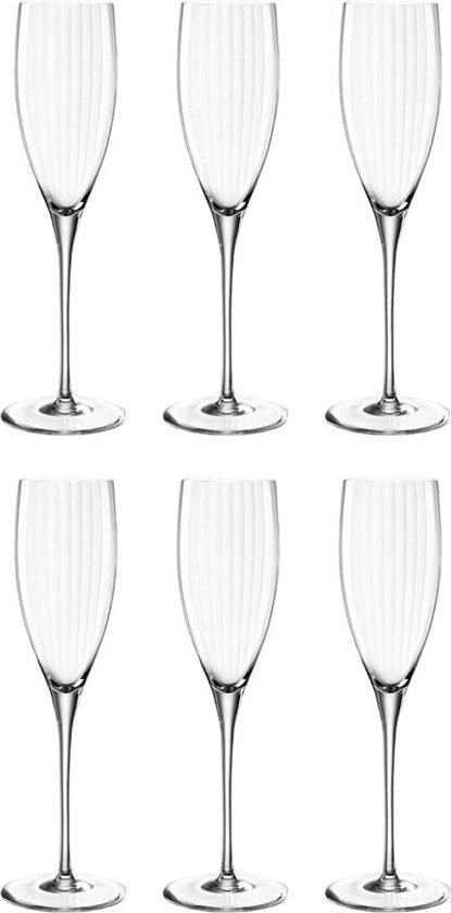 Zes lege champagneglazen met verticale ribbels, opgesteld in twee rijen van drie.