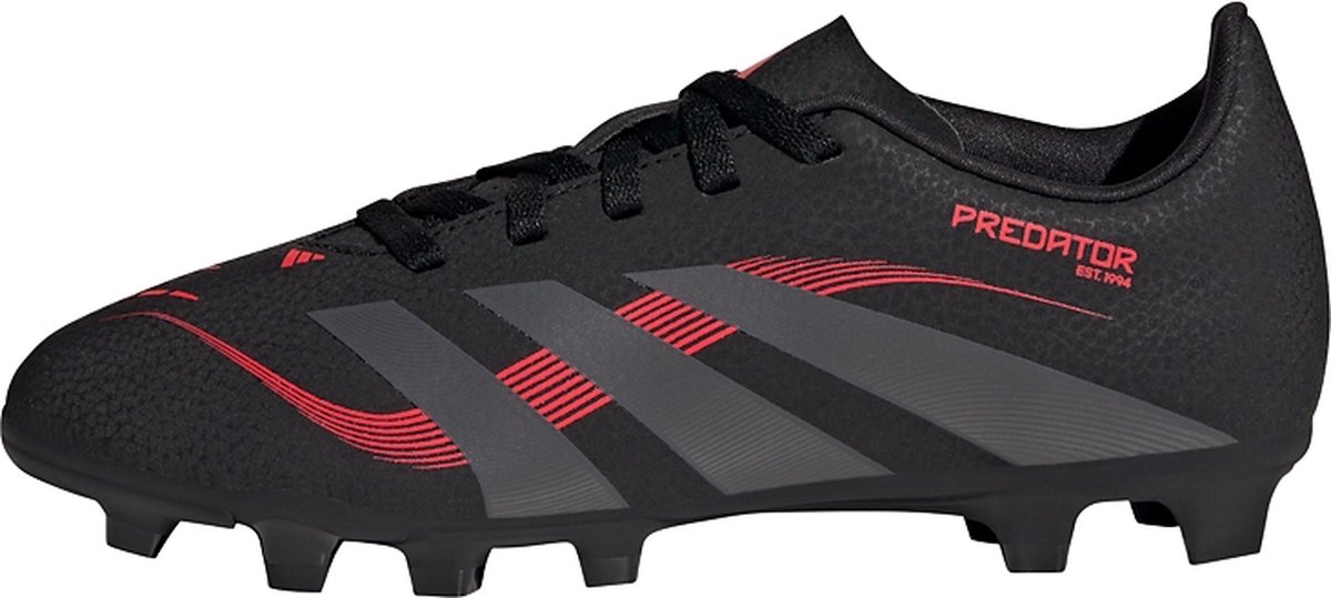 Zwarte adidas Predator Club voetbalschoenen voor kinderen, met synthetisch bovenwerk en rode accenten.