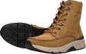 Bruine hoge veterschoen met veters en rits, met de zool van een andere schoen ernaast.