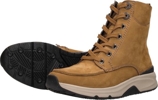 Bruine hoge veterschoen met veters en rits, met de zool van een andere schoen ernaast.