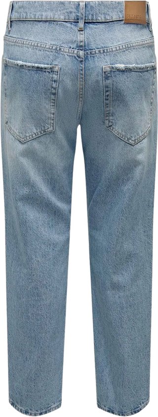 Achterkant van een lichtblauwe jeans met een bruin label.