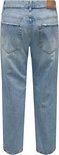 Achterkant van een lichtblauwe jeans met een bruin label.