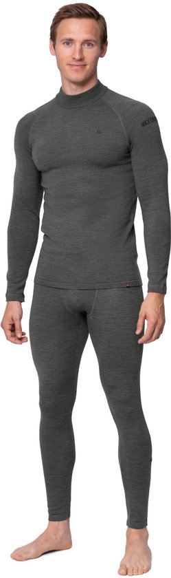 Man in donkergrijs merinowollen longsleeve en thermolegging, staand.