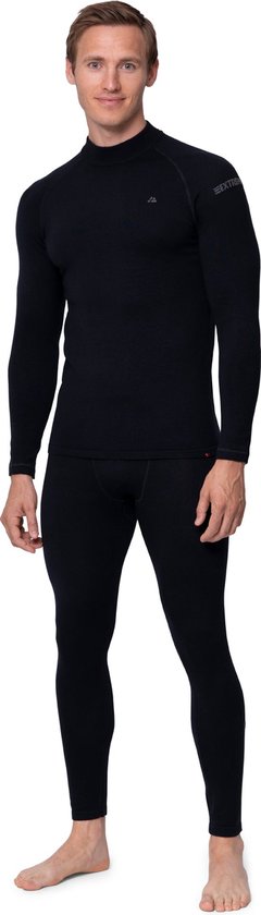 Man in zwart thermoshirt met ronde hals en thermolegging, beide met subtiele rode accenten.