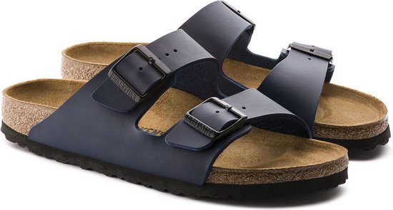Donkerblauwe Birkenstock Arizona slippers met twee banden en gespen, kurken zool.