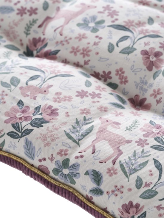 Wit vloermatras met een print van herten, konijnen en bloemen in roze, paars en blauw. Goudkleurig biesje en paarse ribstof rand.