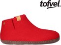 Rode vilten slof met bruine zool, logo 'tofvel' en geborduurde 'A'.