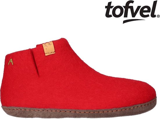 Rode vilten slof met bruine zool, logo 'tofvel' en geborduurde 'A'.