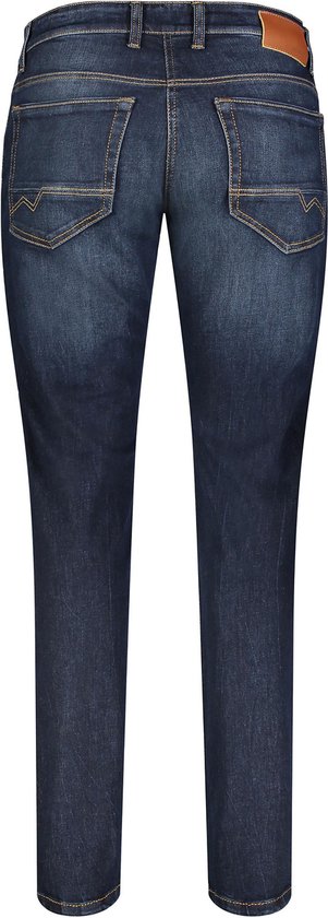 De achterkant van een recht model donkerblauwe jeans. Subtiele wassing en oranje stiksels op de achterzakken en naden.