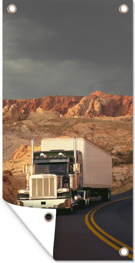 Tuinposter Vrachtwagen rijdt in een schitterende omgeving - 30x60 cm - Tuindoek - Buitenposter