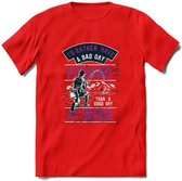 A bad Day Fishing - Vissen T-Shirt | Paars | Grappig Verjaardag Vis Hobby Cadeau Shirt | Dames - Heren - Unisex | Tshirt Hengelsport Kleding Kado - Rood - M