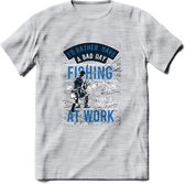 A bad Day Fishing - Vissen T-Shirt | Blauw | Grappig Verjaardag Vis Hobby Cadeau Shirt | Dames - Heren - Unisex | Tshirt Hengelsport Kleding Kado - Licht Grijs - Gemaleerd - 3XL
