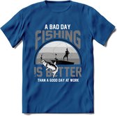 A Bad Day Fishing - Vissen T-Shirt | Grijs | Grappig Verjaardag Vis Hobby Cadeau Shirt | Dames - Heren - Unisex | Tshirt Hengelsport Kleding Kado - Donker Blauw - S