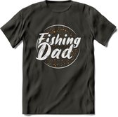 Fishing Dad - Vissen T-Shirt | Oranje | Grappig Verjaardag Vis Hobby Cadeau Shirt | Dames - Heren - Unisex | Tshirt Hengelsport Kleding Kado - Donker Grijs - M