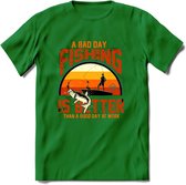 A Bad Day Fishing - Vissen T-Shirt | Grappig Verjaardag Vis Hobby Cadeau Shirt | Dames - Heren - Unisex | Tshirt Hengelsport Kleding Kado - Donker Groen - XXL