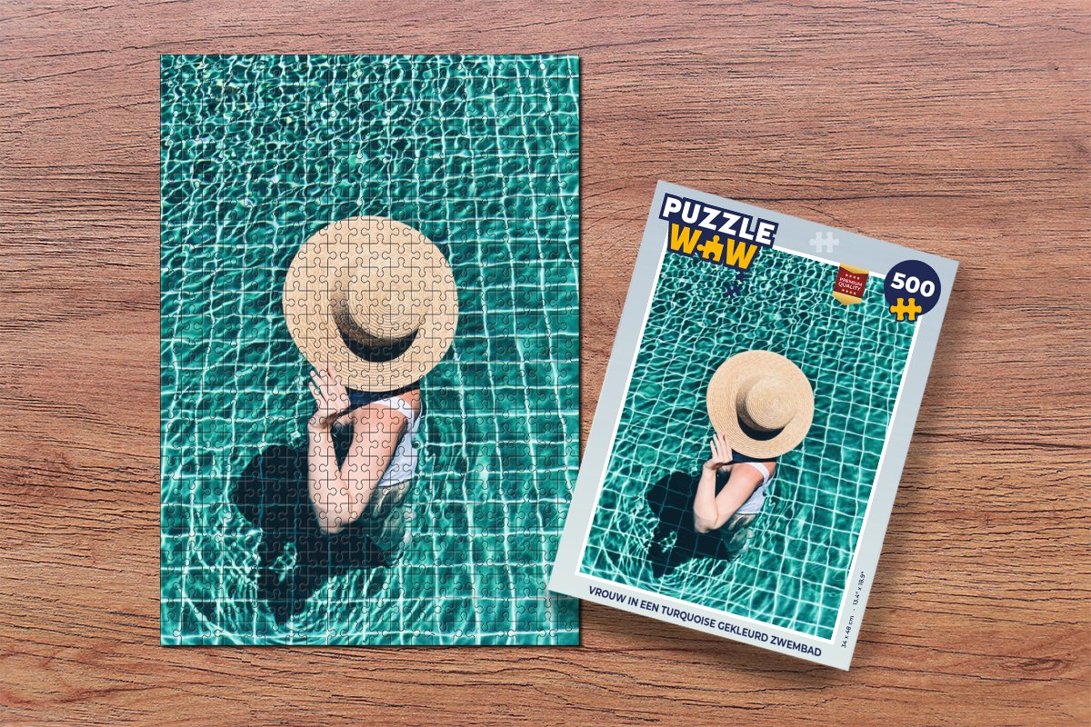 Puzzel Vrouw in een turquoise gekleurd zwembad - Legpuzzel - Puzzel 500 stukjes