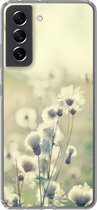 Geschikt voor Samsung Galaxy S21 FE hoesje - Bloemen - Veld - Wit - Siliconen Telefoonhoesje