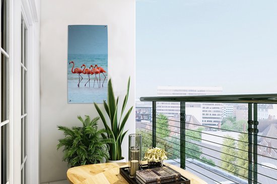 Affiche de jardin Quatre flamants roses marchant dans l'eau - 30x60 cm