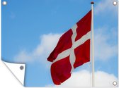 Muurdecoratie buiten Afbeelding van de Deense vlag tegen een blauwe hemel - 160x120 cm - Tuindoek - Buitenposter