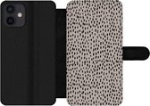 Bookcase Geschikt voor iPhone 12 Mini telefoonhoesje - Stippen - Bruin - Zwart - Met vakjes - Wallet case met magneetsluiting