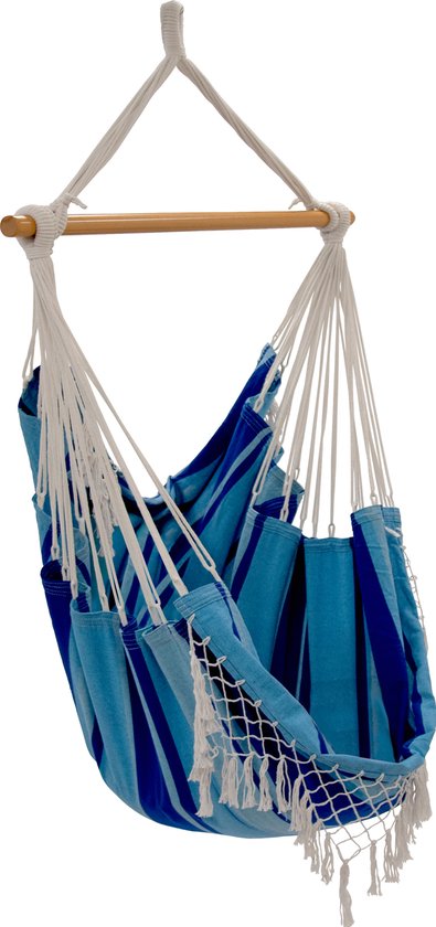 Blauwe en witte gestreepte hangmatstoel met houten spreidstok en witte franjes.