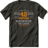 42 Jaar Legend T-Shirt | Goud - Zilver | Grappig Verjaardag Cadeau | Dames - Heren | - Donker Grijs - 3XL