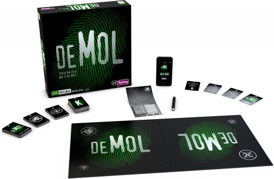 Het spel "De Mol" is op een tafel uitgestald. Bevat de doos, een speelbord, kaarten, een pen en een smartphone.