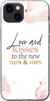 Geschikt voor iPhone 13 mini hoesje - Quotes - 'Love and kisses to the new Mrs & Mrs' - Spreuken - Marmer print - Siliconen Telefoonhoesje