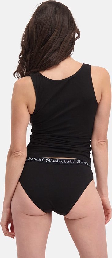 Vrouw in zwart bamboe tanktop en zwarte bamboe slip, gezien vanaf de achterkant.