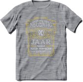 90 Jaar Legendarisch Gerijpt T-Shirt | Geel - Grijs | Grappig Verjaardag en Feest Cadeau Shirt | Dames - Heren - Unisex | Tshirt Kleding Kado | - Donker Grijs - Gemaleerd - XXL