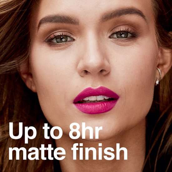 Model met felroze lippenstift, met wapperend bruin haar. Tekst: 'Up to 8hr matte finish'.