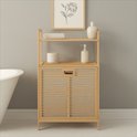 Bamboe wasmandkast met twee open schappen en een gesloten kast met lamellenfront. Bovenop ligt een opgerolde handdoek.
