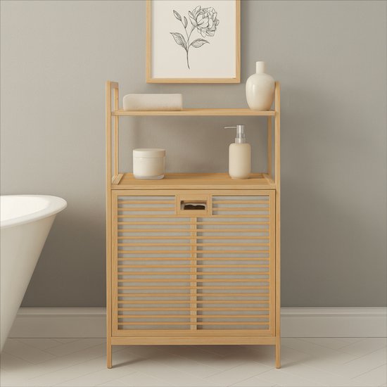 Bamboe wasmandkast met twee open schappen en een gesloten kast met lamellenfront. Bovenop ligt een opgerolde handdoek.