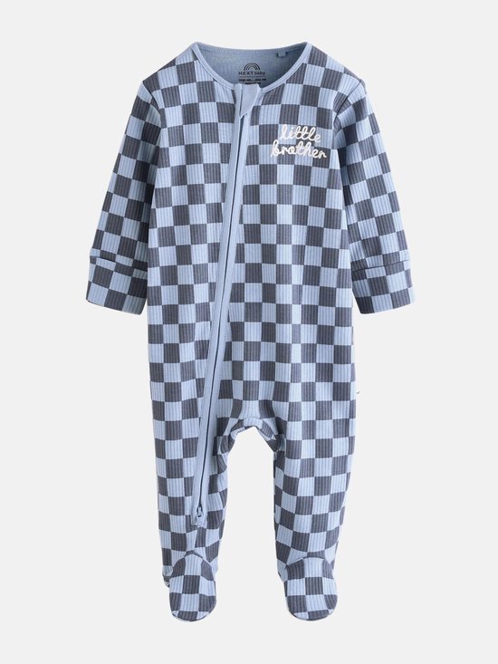 Blauw-grijs geruite babypyjama met voetjes en de tekst 'little brother' op de borst, hangend aan een kleerhanger.