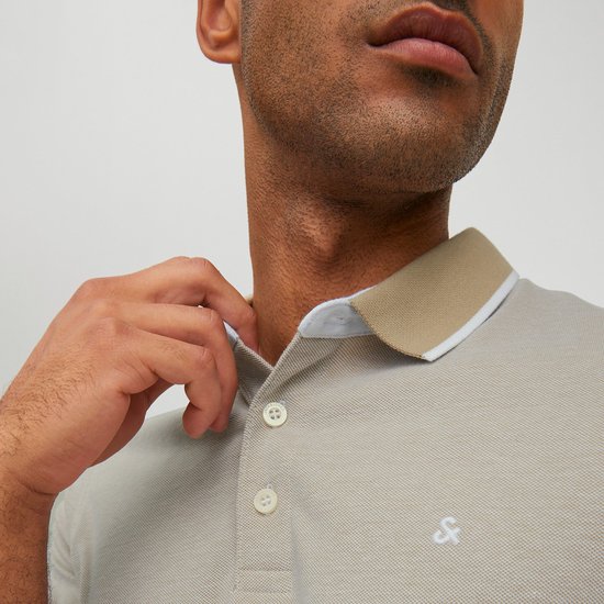 Lichtgrijs poloshirt met beige kraag en witte bies, knoopsluiting.