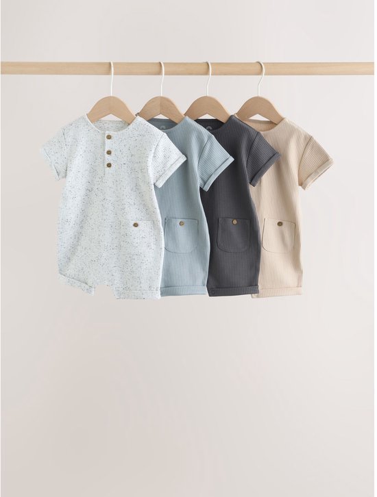 Vier babyrompertjes aan een kleerhanger: lichtblauw gevlekt, lichtblauw, donkergrijs en beige.