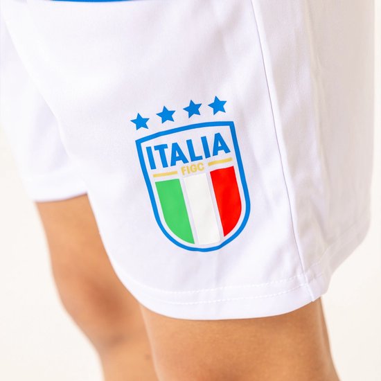 Detail van een witte voetbalshort met het Italiaanse vlag-embleem, 'ITALIA' en vier sterren.