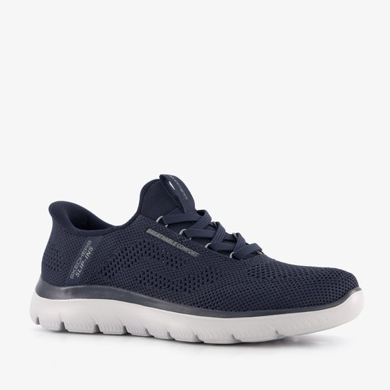 Zijprofiel van een donkerblauwe sneaker met ademend mesh, witte zool en 'Skechers Slip-ins' logo.