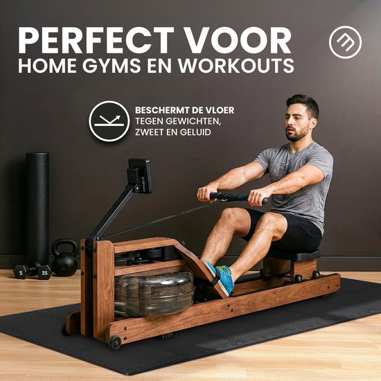 Man traint op een roeimachine in een home gym, op een grijze insteekmat.