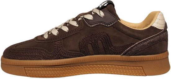 Bruine suède sneaker met beige veters en geweven zijpaneel, de zijkant van de schoen, op witte achtergrond.