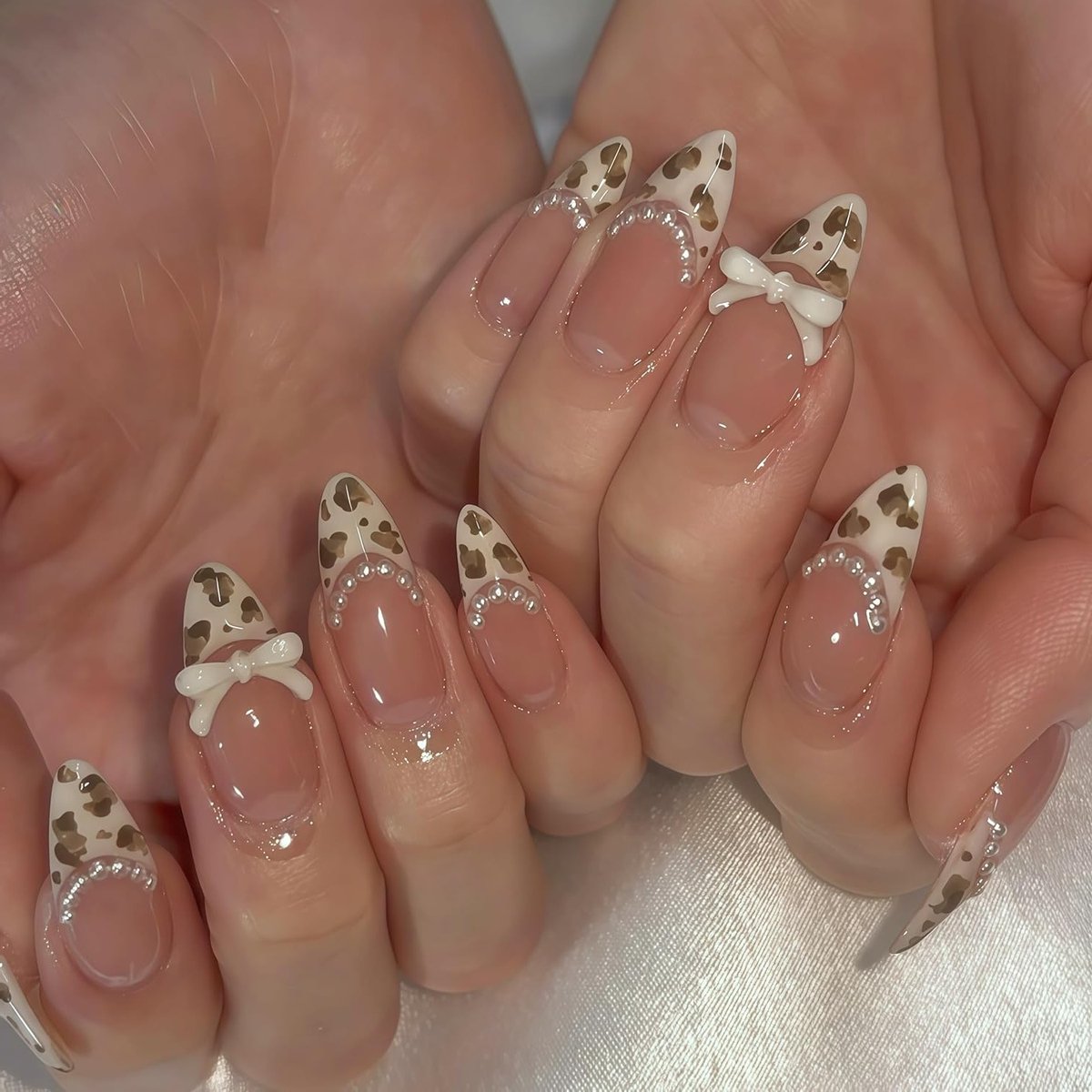24 Stuks Leopard French Tip Amandel Press On Nails met Strik en Zachte Gel Afwerking