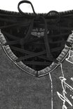 Close-up van de V-hals van een donkergrijs stonewashed T-shirt met gekruiste vetersluiting en een label met schedel.