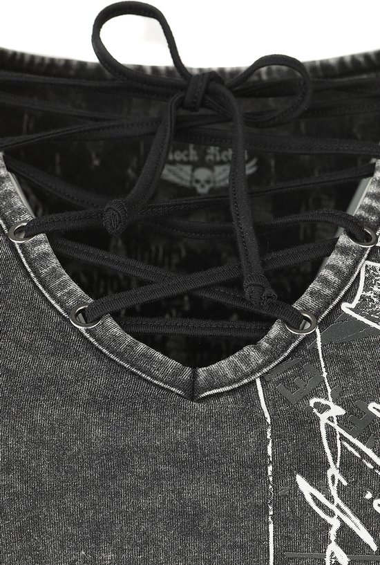 Close-up van de V-hals van een donkergrijs stonewashed T-shirt met gekruiste vetersluiting en een label met schedel.